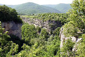 За многие тысячелетия здесь образовались громадные утесы и нависающие гроты. Ushele Meshoko