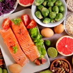 Alimentos variados ricos en grasas saludables, proteínas y carbohidratos complejos