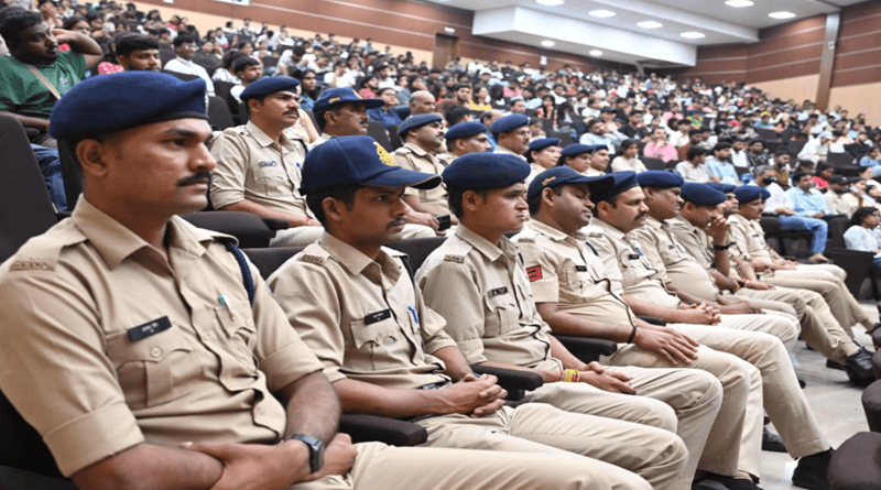 एमसीयू में जीआरपी के विशेष पुलिस महानिदेशक से विद्यार्थियों का संवाद