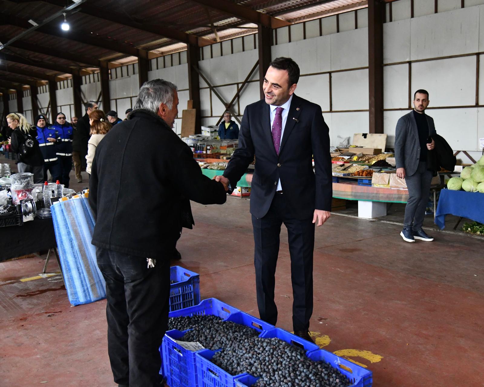 Başkan Özlü, Yeniköy Hanlı Pazarı'nda Esnafla Buluştu!