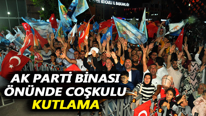 Kocaeli'de AK Parti binası önünde coşkulu kutlama