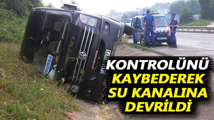 Kontrolünü kaybeden minibüs su kanalına devrildi