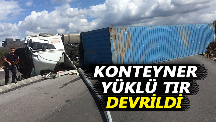 Konteyner yüklü tır devrildi