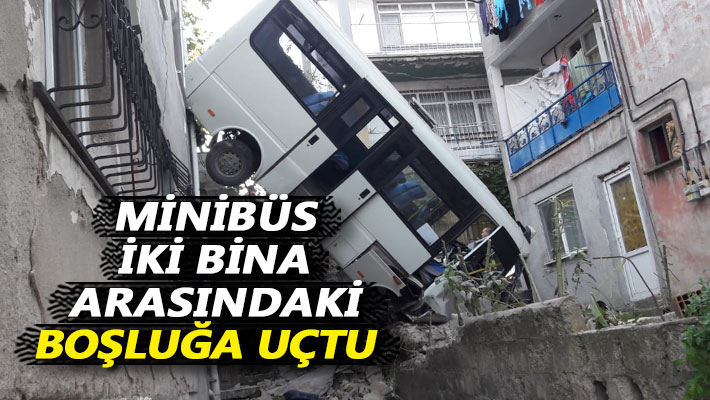 Minibüs, iki bina arasındaki boşluğa uçtu