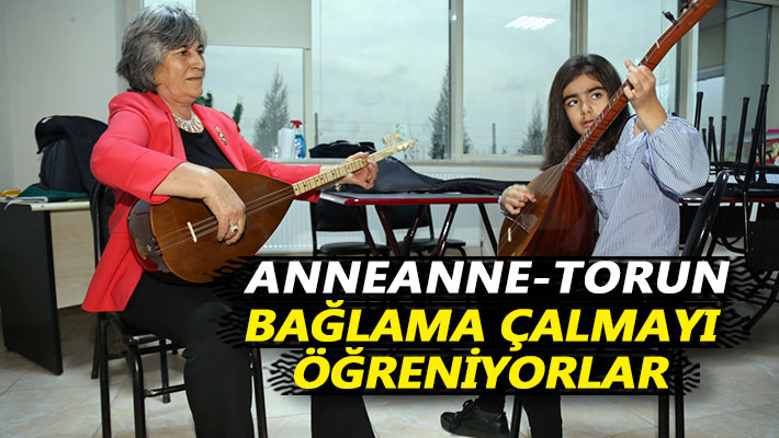 Anneanne-torun bağlama çalmayı öğreniyorlar