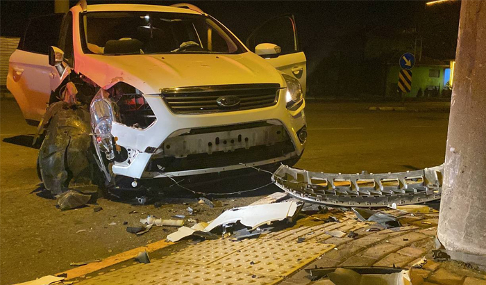 Beton elektrik direğine çarptı: 1 yaralı