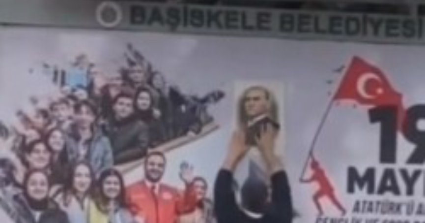 Başiskele'de 19 Mayıs afişlerine vatandaş böyle tepki gösterdi