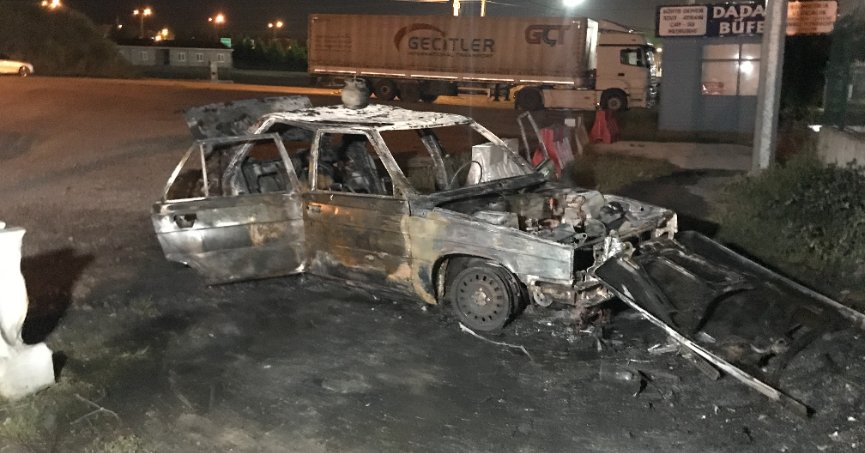 Yanan otomobili bırakıp kaçtı
