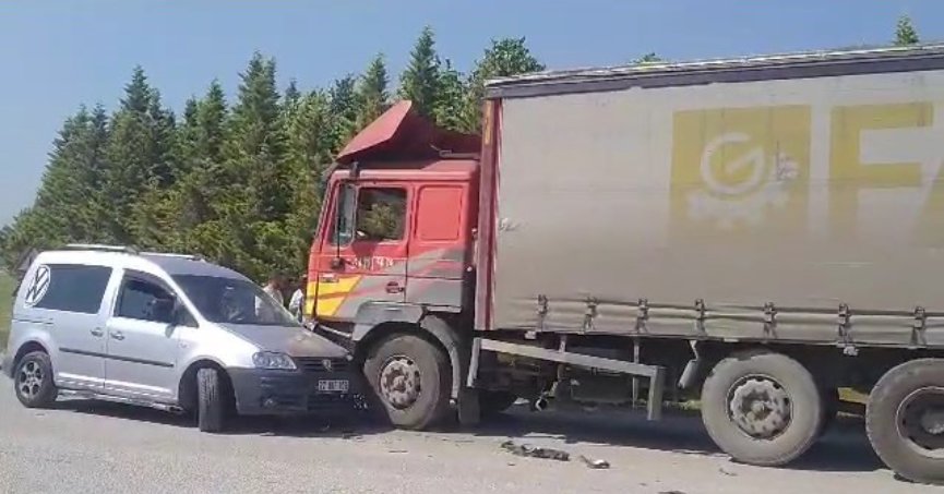 Hafif ticari araç ile kamyon çarpıştı: 1 yaralı