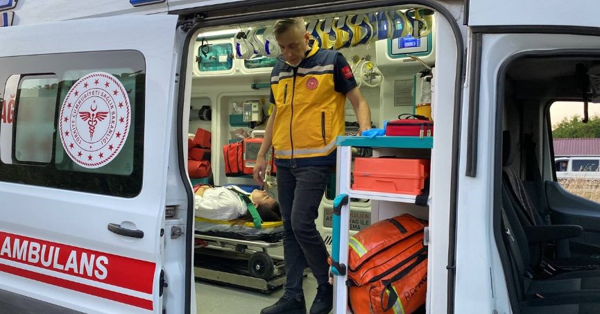 Trafik ışıklarında iki araç çarpıştı: 2 yaralı