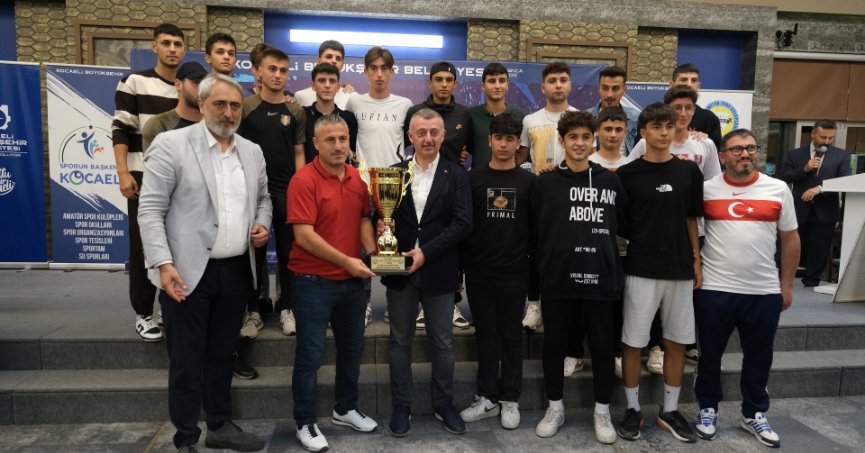 Amatör futbolda şampiyonlar kupalarına kavuştu