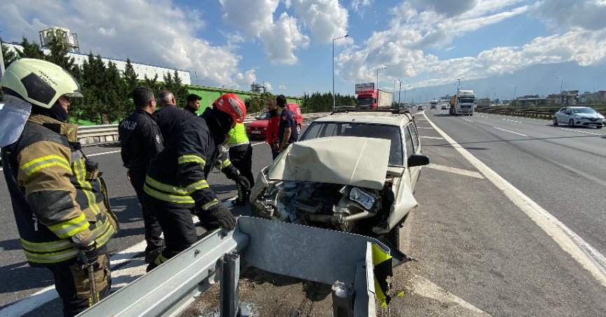 TEM'de otomobil bariyerlere çarptı