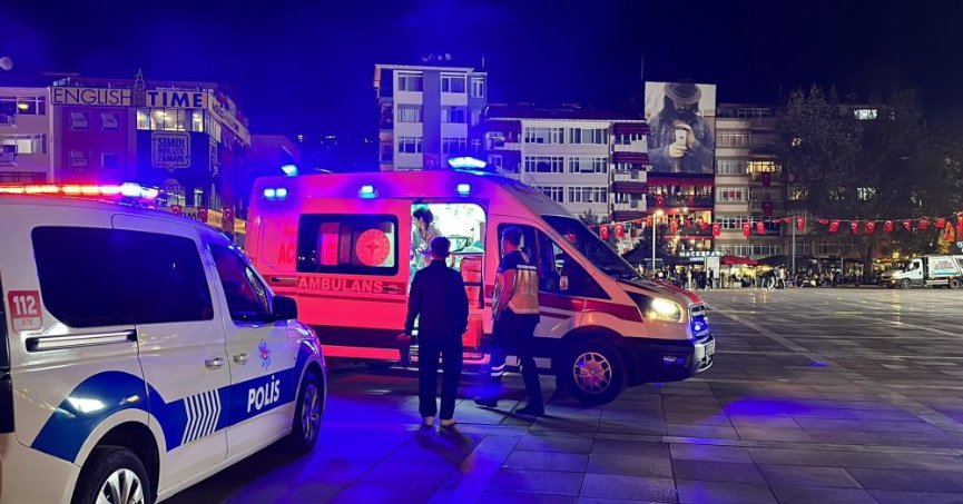 İzmit Kent Meydanı’nda bıçaklı kavga: 1 yaralı   