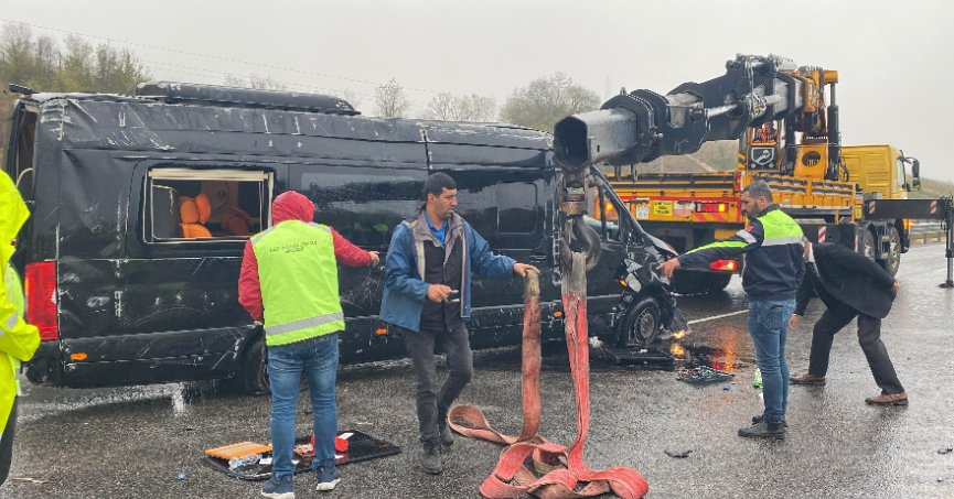 Otomobil ile servis minibüsü çarpıştı: 5 yaralı