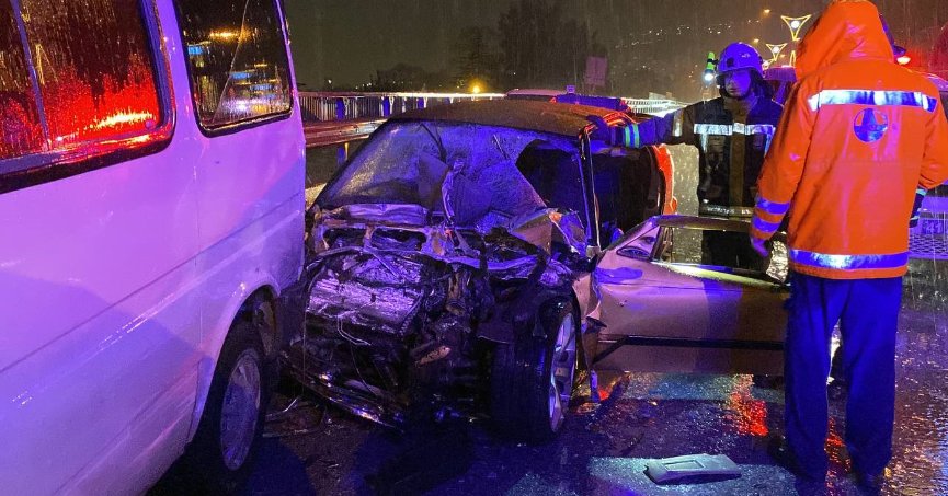 5 araç zincirleme trafik kazasına karıştı: 1 ölü, 5 yaralı