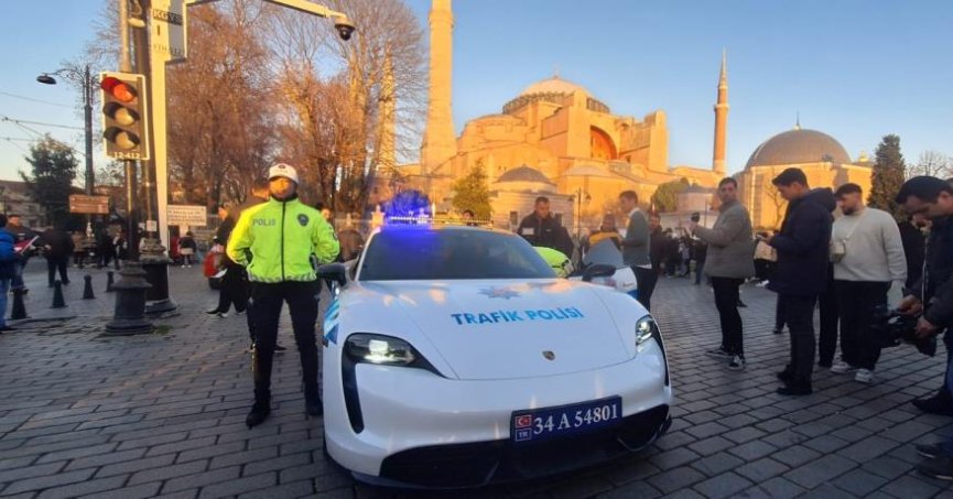 Suç örgütlerinden ele geçirilen lüks otomobiller polis otosu oldu