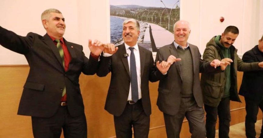 İşçiler, toplu iş sözleşmesini halay çekerek kutladı