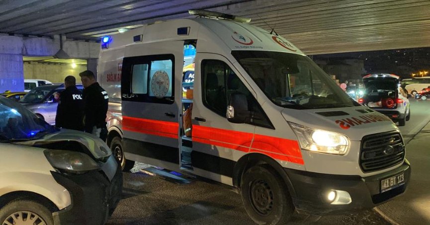 Hafif ticari araç otomobile çarptı!