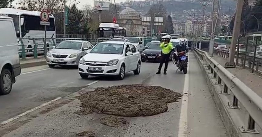 Kamyondan dökülen çamur trafiği altüst etti!