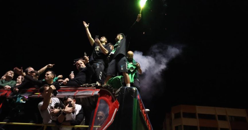 Futbolcular şampiyonluğu taraftara armağan etti