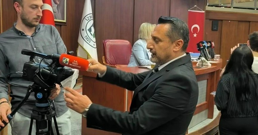 İzmit Belediyesi'nin meclisinde bantlı gönderme