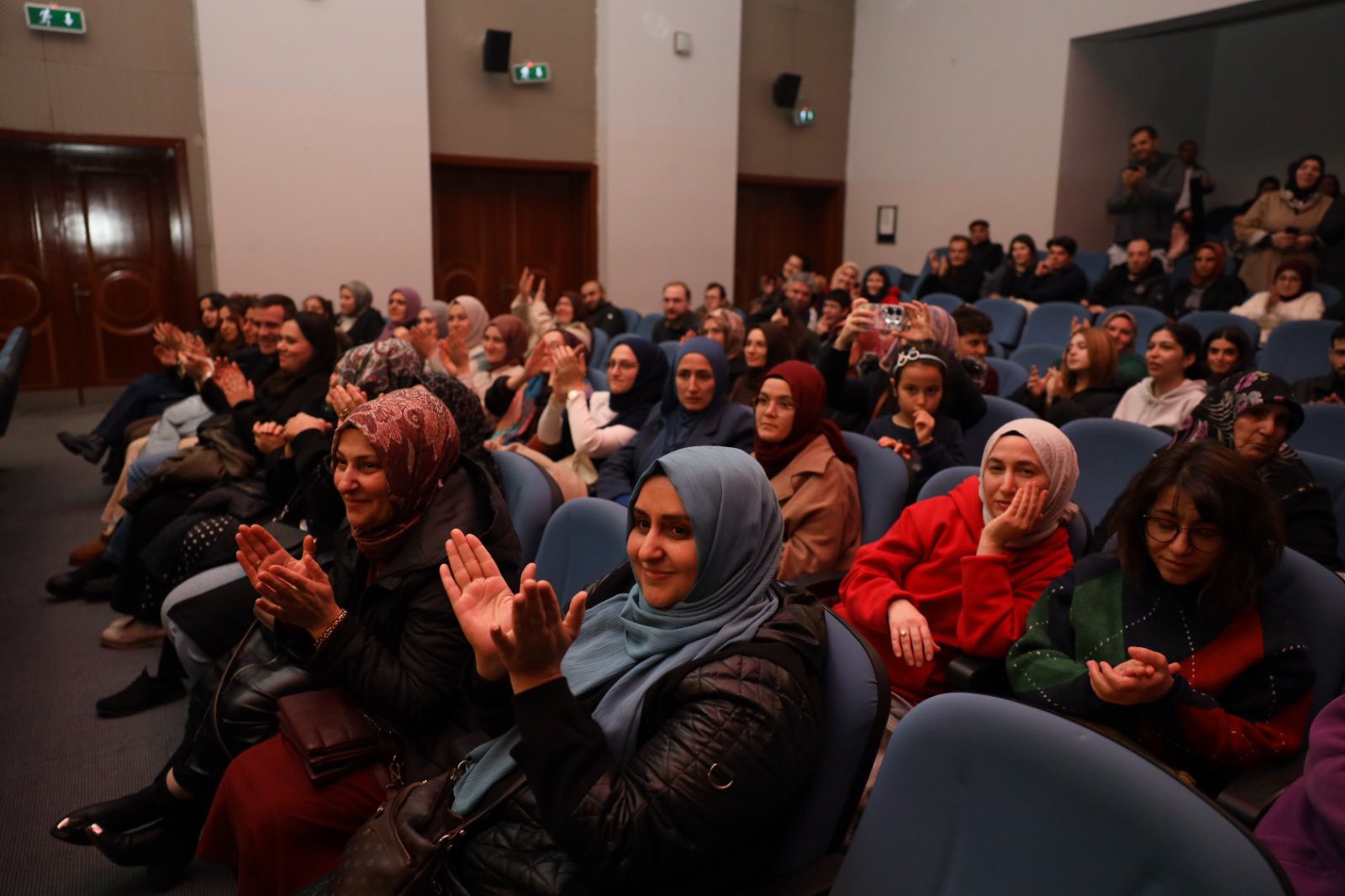Körfez'de 'Kırık Ayna' ayakta alkışlandı!