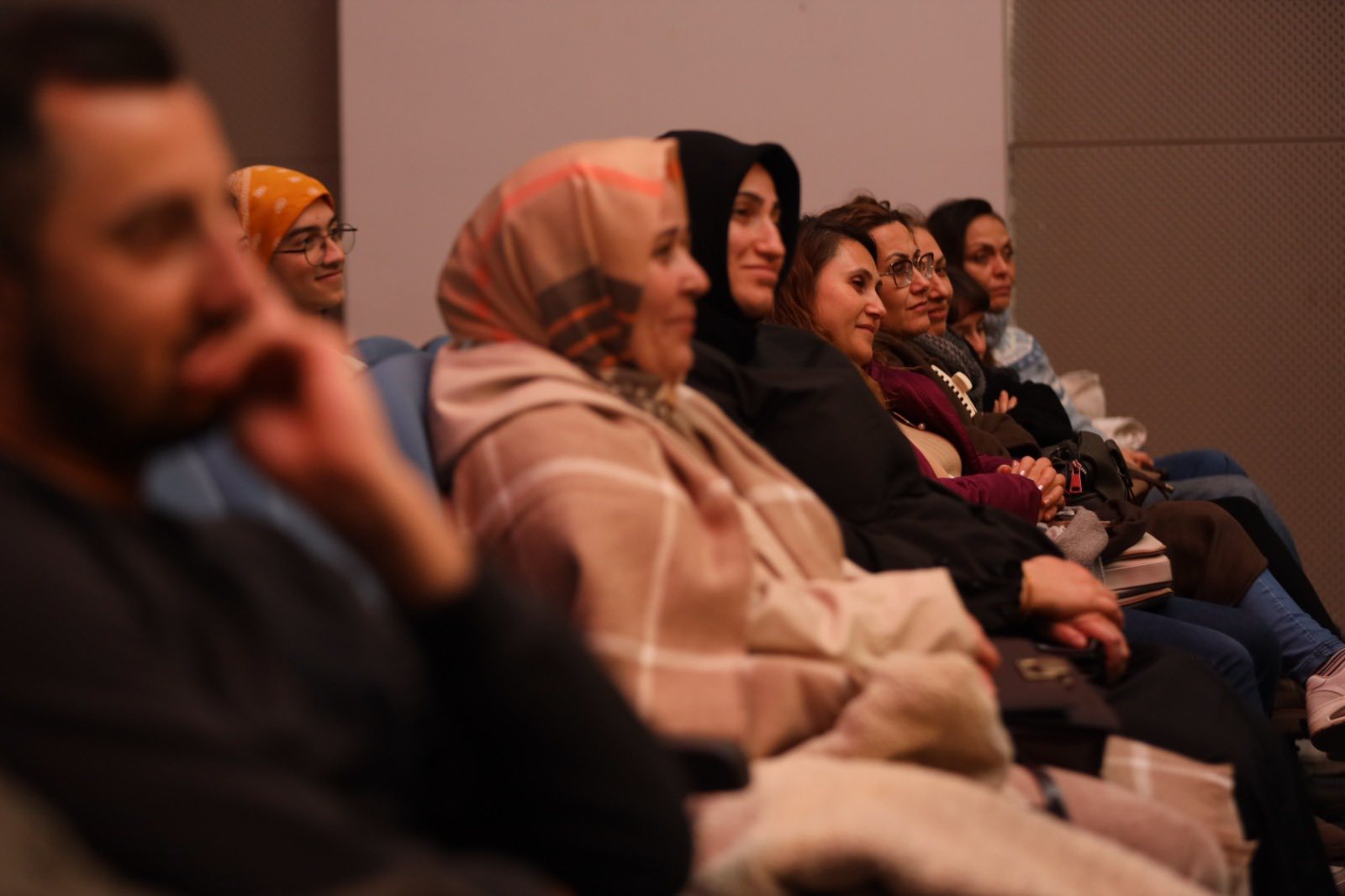Körfez'de 'Kırık Ayna' ayakta alkışlandı!