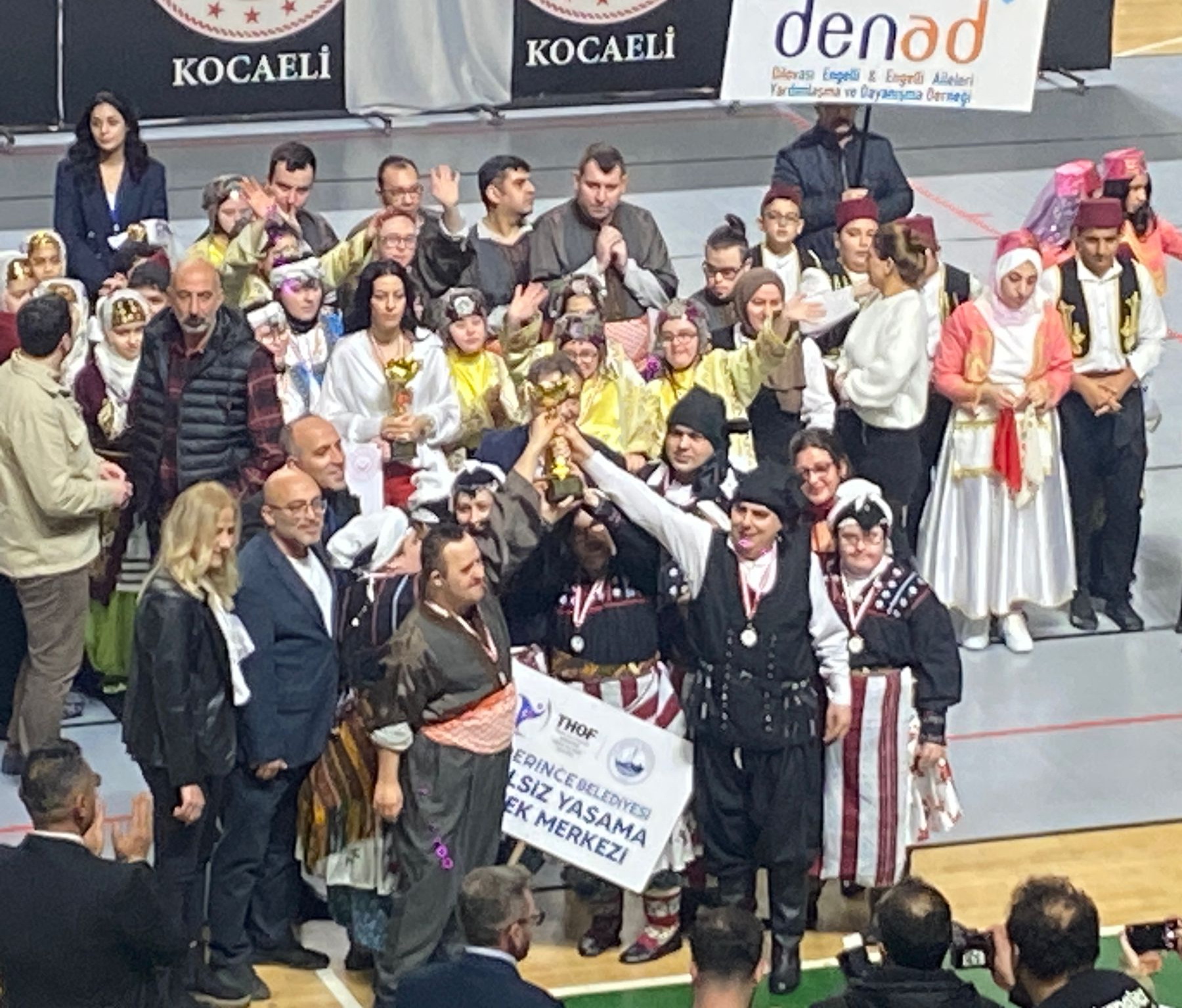 Derince'de EYDEM Halk Oyunları Ekibi Büyük Beğeni Topladı!