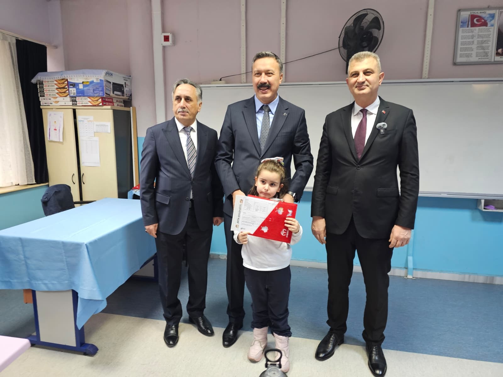 Başkan Sezer, Gölcük'te Karne Heyecanına Ortak Oldu!