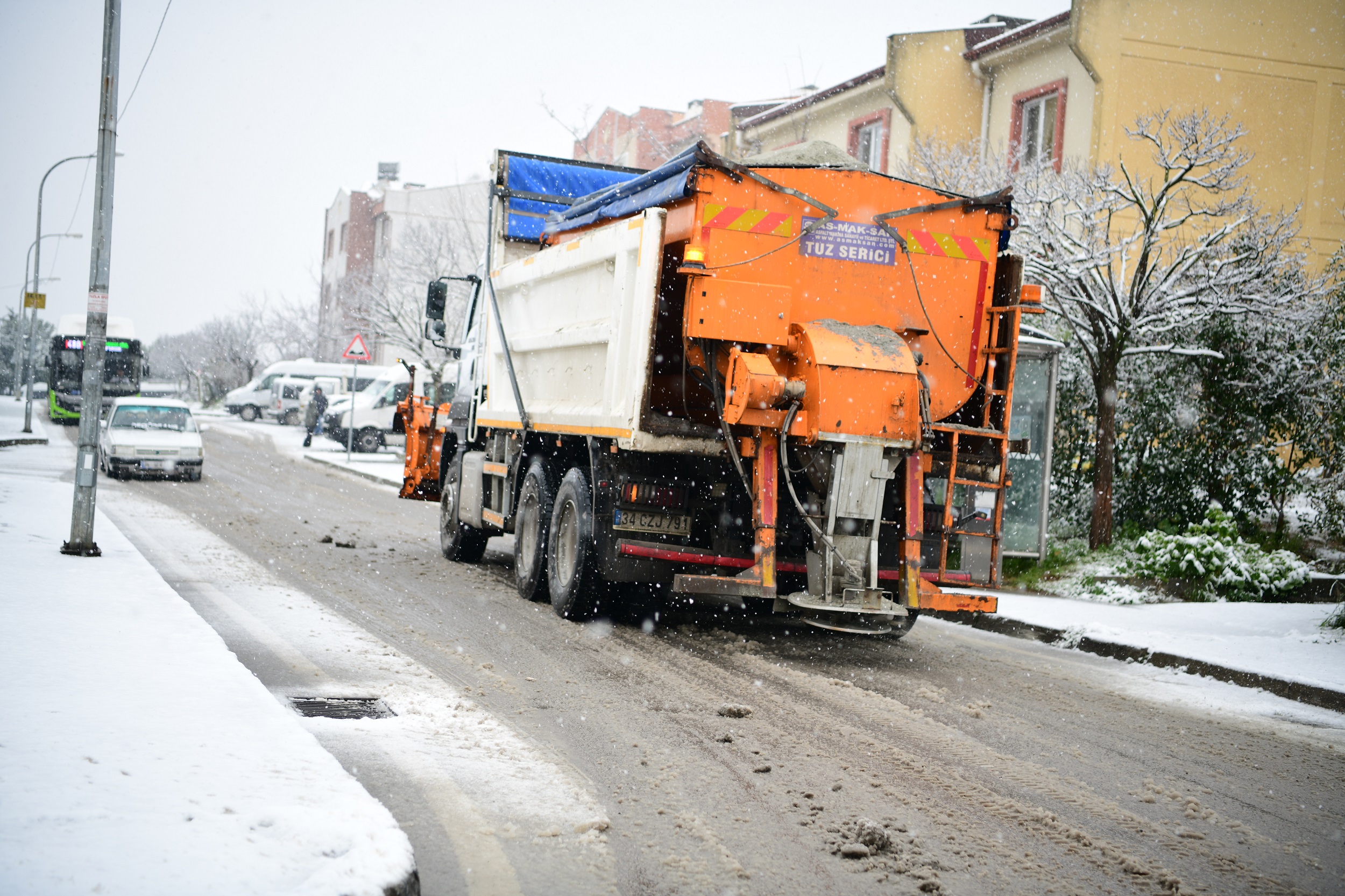 Çayırova'da Ekipler Karla Mücadeleye Devam Ediyor!