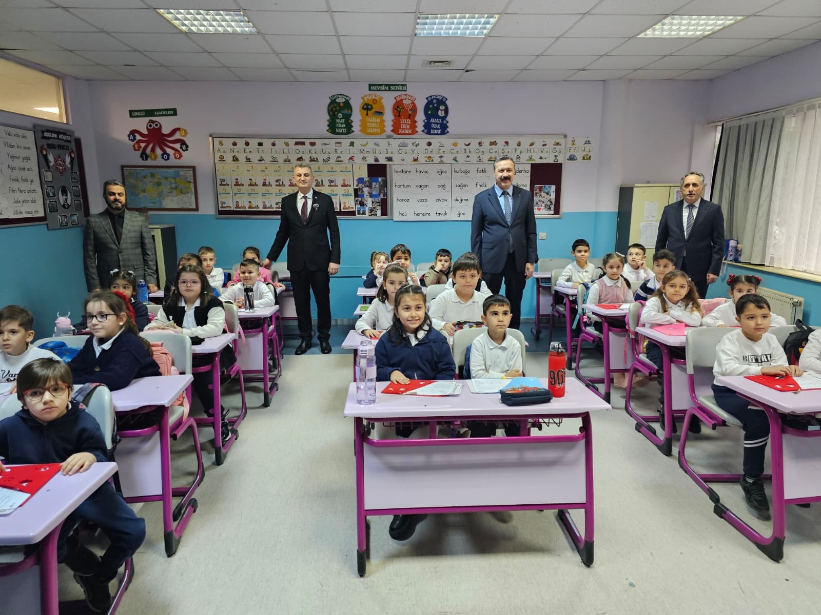 Başkan Sezer, Gölcük'te Karne Heyecanına Ortak Oldu!