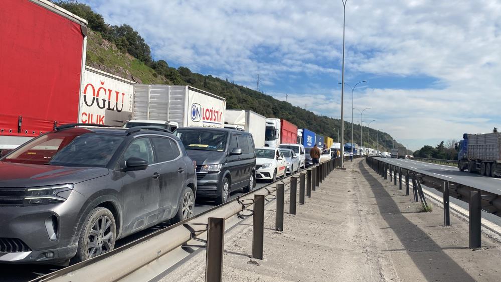 TEM’de iki tır kazaya karıştı, trafik felç oldu