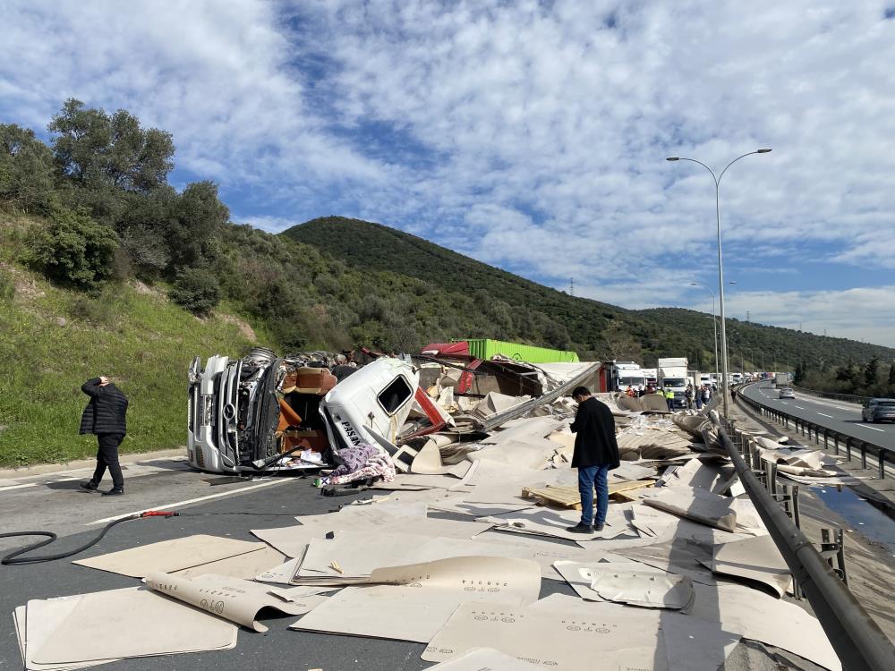 TEM’de iki tır kazaya karıştı, trafik felç oldu