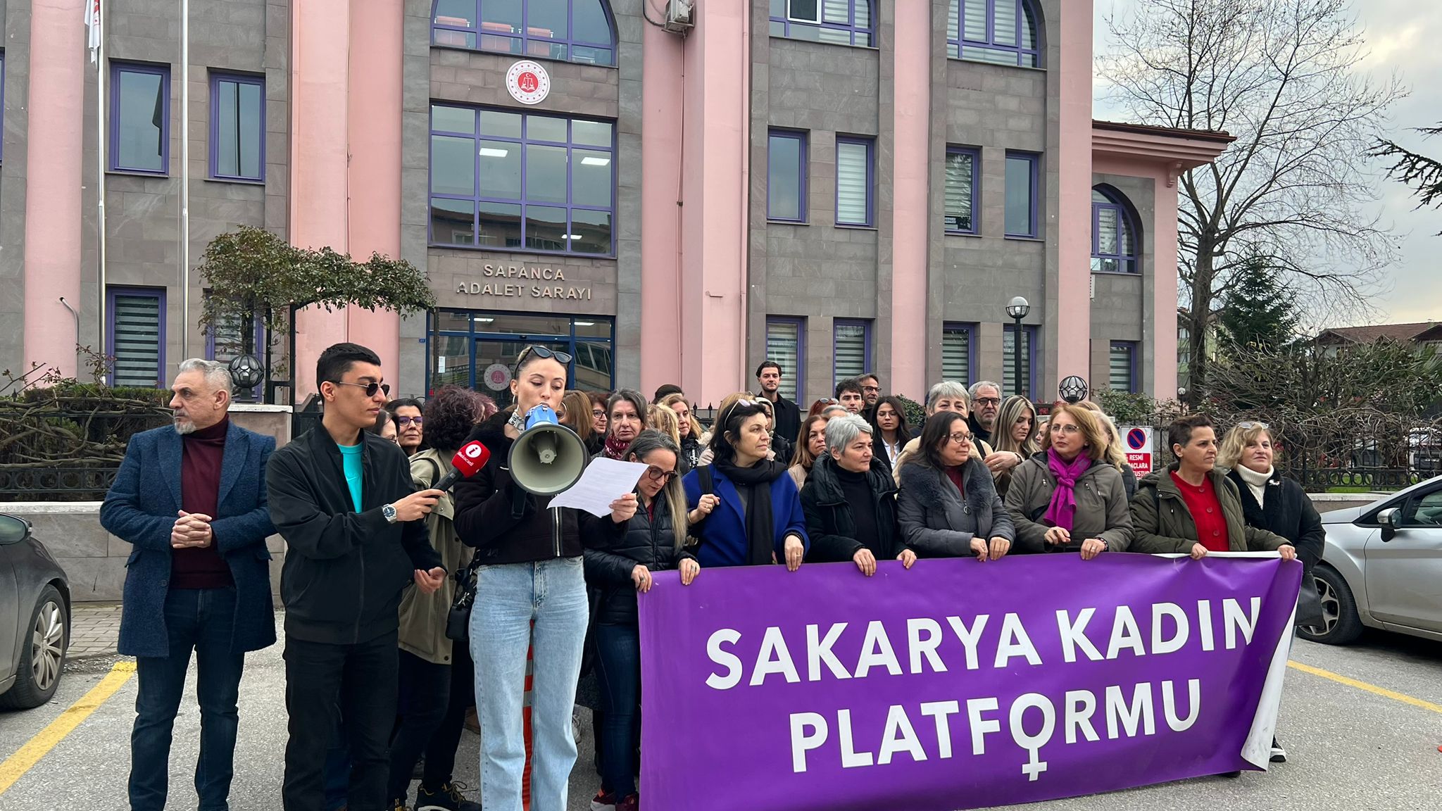 Darp edilen Gülsen öğretmen için adalet istediler