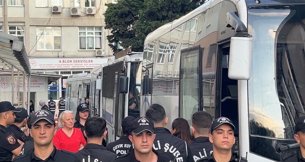 İzmit Belediyesi Operasyonunda Şüpheliler Sağlık Kontrolünden Geçirildi