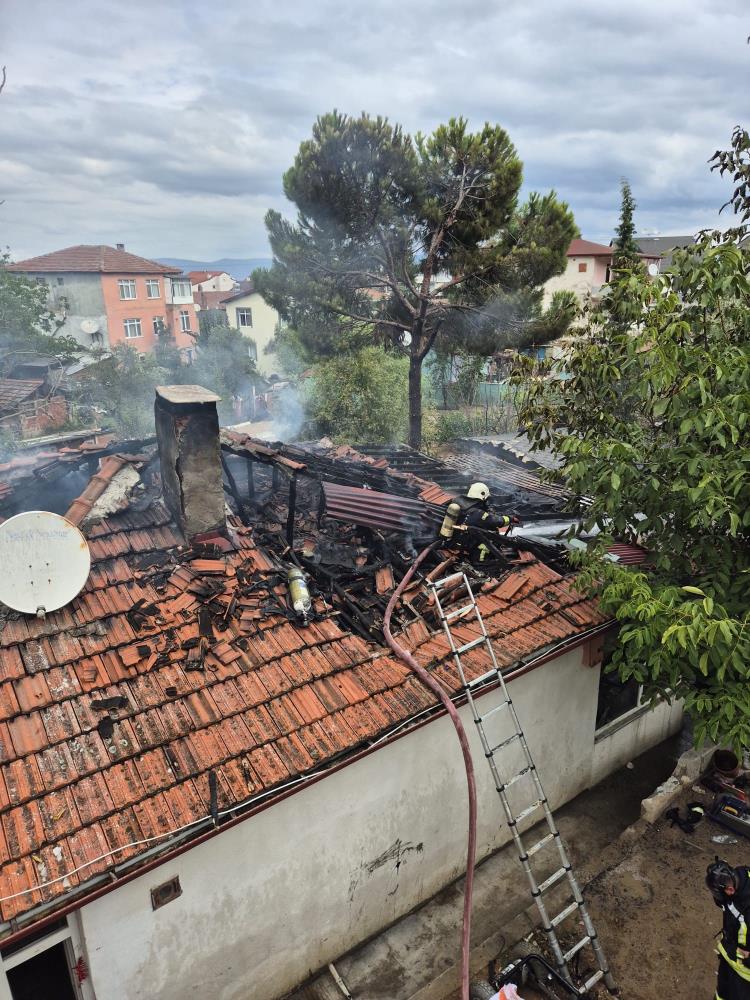 Alevlerin arasında kalan engelli kadını itfaiye kurtardı!