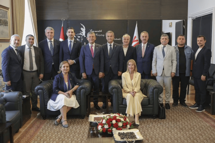 Özgür Özel, Lütfü Obuz’a parti rozetini taktı
