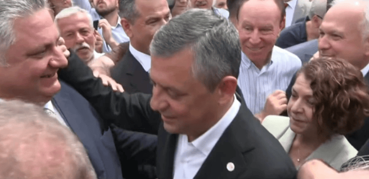 Karamürsel’de Özgür Özel’e Büyük Karşılama! Binlerce Kişi Sokağa Döküldü