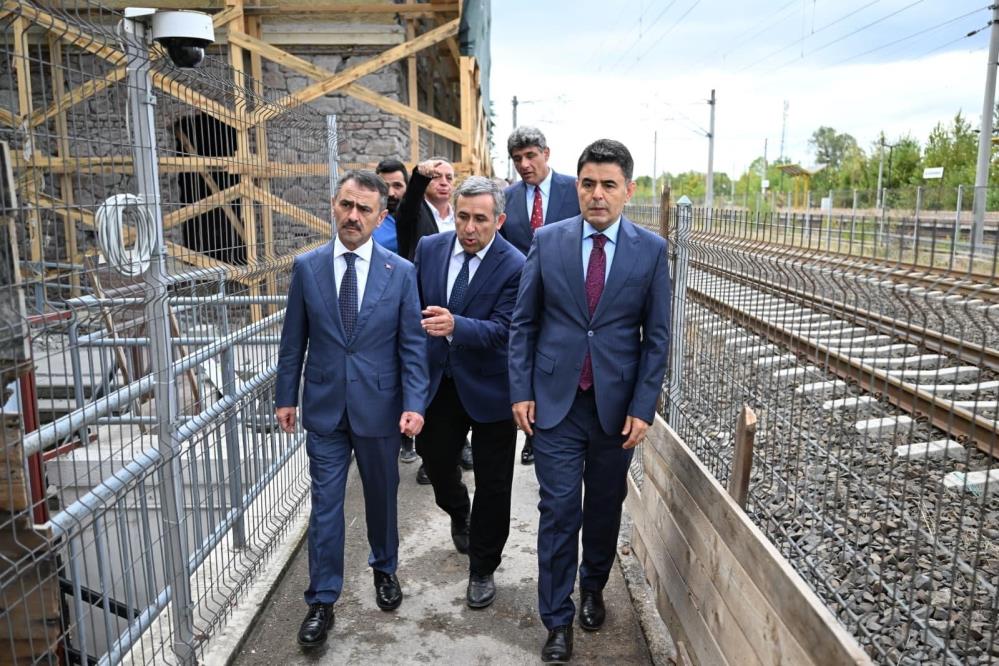 Bakan Yardımcısı Boyraz, tarihi garda restorasyon çalışmarını inceledi