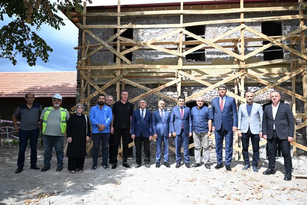 Bakan Yardımcısı Boyraz, tarihi garda restorasyon çalışmarını inceledi