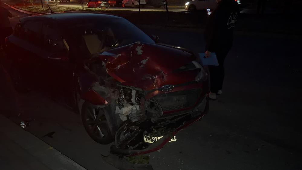 Virajı alamayan otobüs iki otomobile çarptı