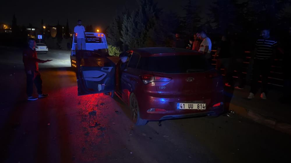 Virajı alamayan otobüs iki otomobile çarptı