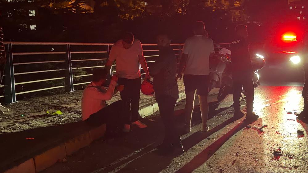 Virajı alamayan otobüs iki otomobile çarptı