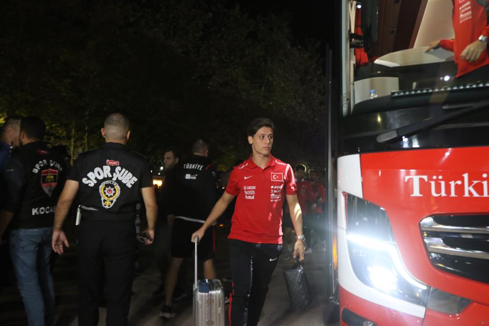 A Milli Futbol Takımı’nı otel önünde yüzlerce taraftar karşıladı