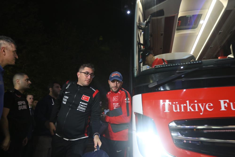 A Milli Futbol Takımı’nı otel önünde yüzlerce taraftar karşıladı