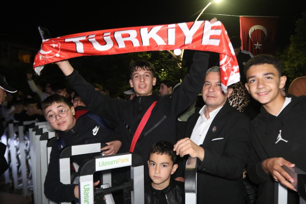 A Milli Futbol Takımı’nı otel önünde yüzlerce taraftar karşıladı