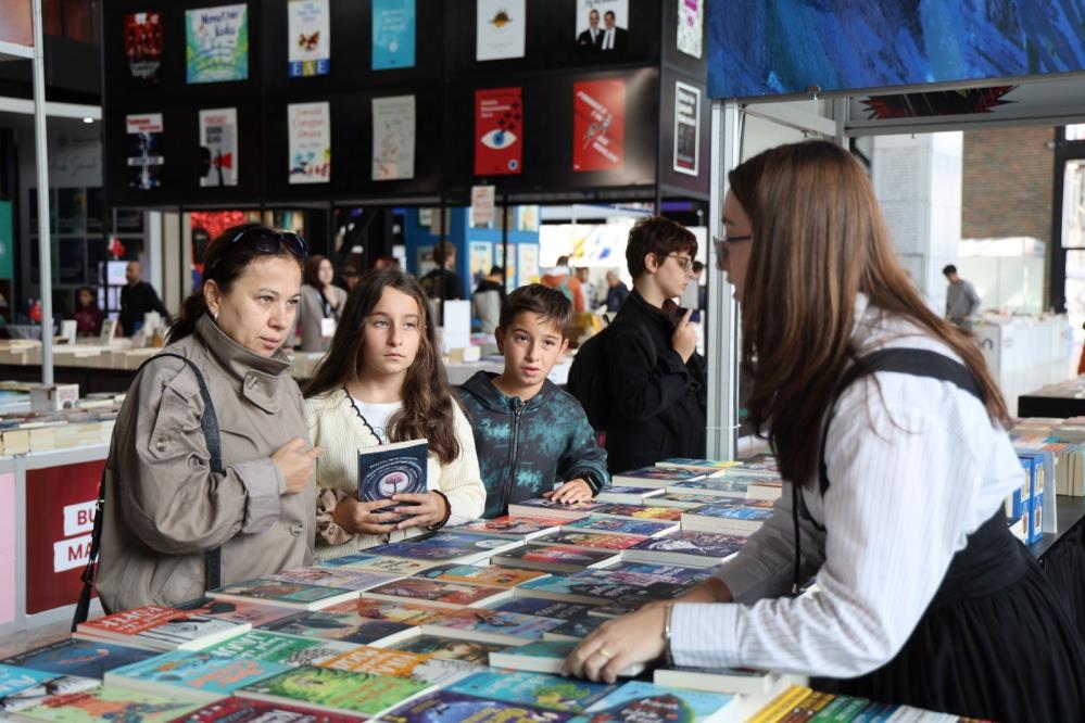 Kocaeli Kitap Fuarı kapılarını açtı: Her yaştan okur fuarda