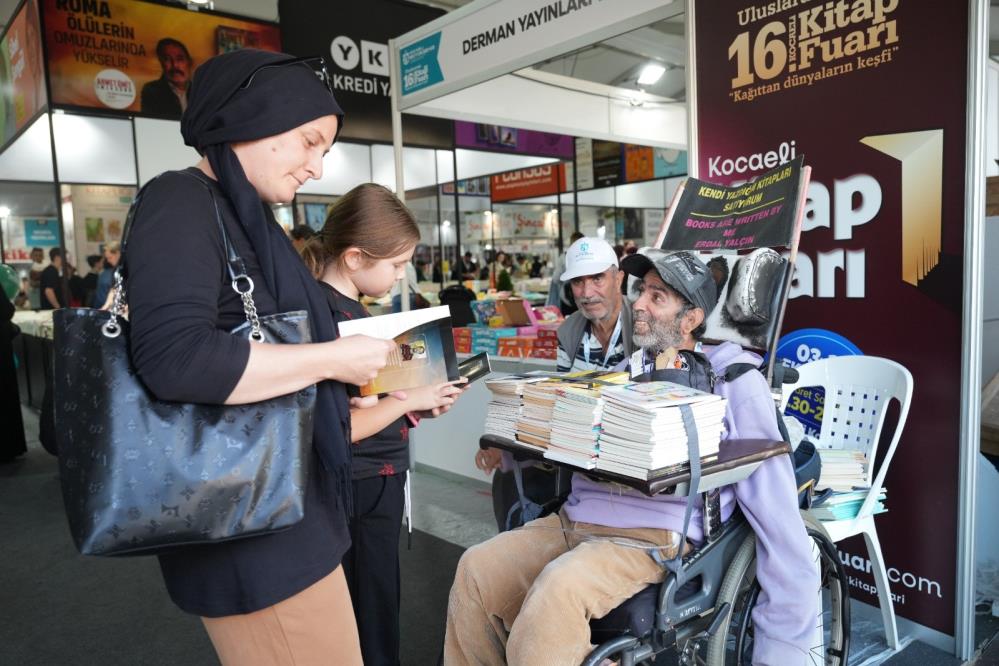 Tek parmağıyla 27 kitap yazdı
