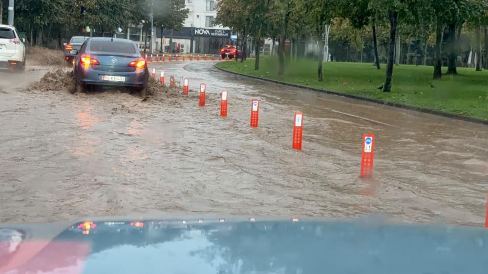 Sağanak gece boyu dinmedi, kentin birçok noktasını su bastı