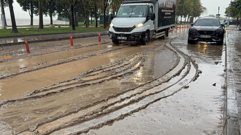 Sağanak gece boyu dinmedi, kentin birçok noktasını su bastı